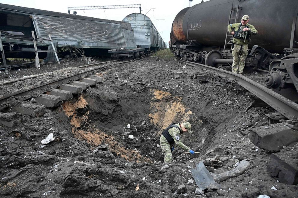 Photo: Forensic explosives expert examines a crater from a missile explosion at a freight railway station in Kharkiv, September 21, 2022, amid the Russian military invasion of Ukraine. 