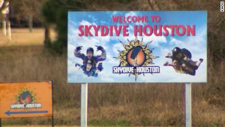 Texas skydiving instructor dies after parachute fails